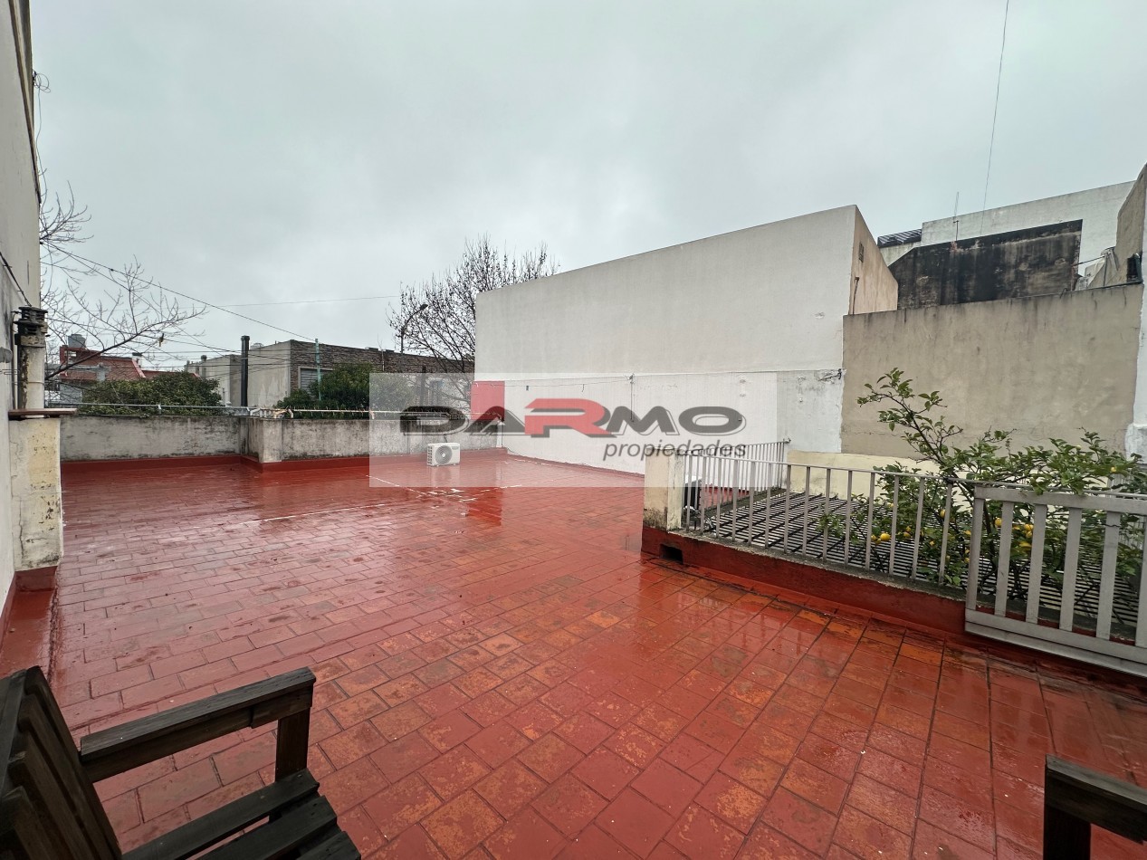 EXCELENTE CASA 3AMB A MTS DE CENTRO COMERCIAL CHILAVERT VILLA LUGANO - GARAJE - PATIO ANDALUZ Y TERRAZA