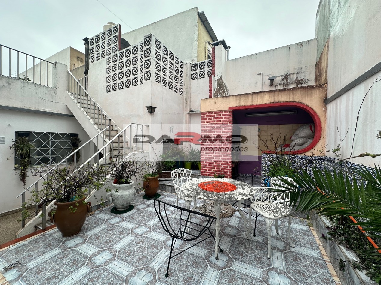 EXCELENTE CASA 3AMB A MTS DE CENTRO COMERCIAL CHILAVERT VILLA LUGANO - GARAJE - PATIO ANDALUZ Y TERRAZA