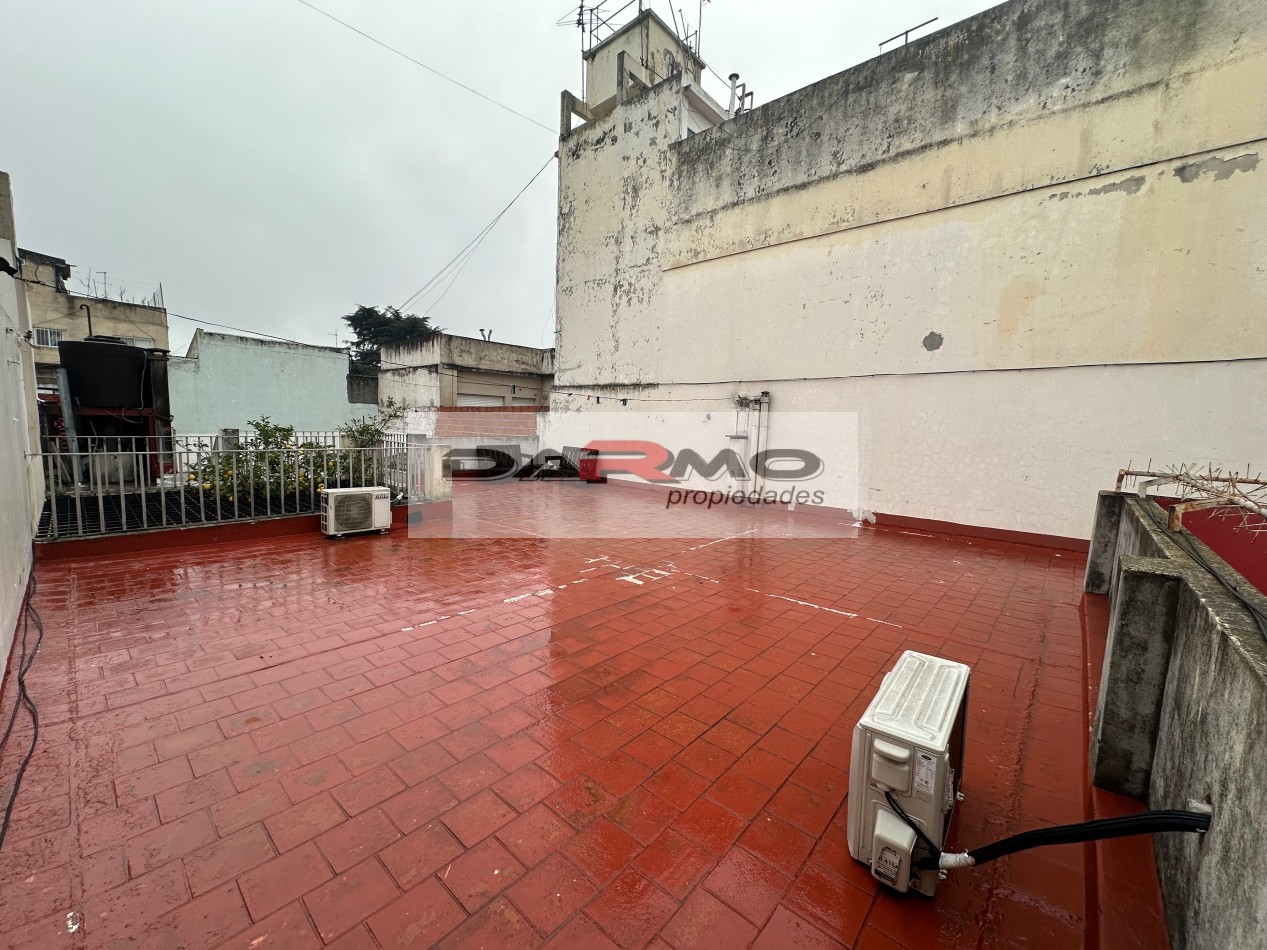 EXCELENTE CASA 3AMB A MTS DE CENTRO COMERCIAL CHILAVERT VILLA LUGANO - GARAJE - PATIO ANDALUZ Y TERRAZA
