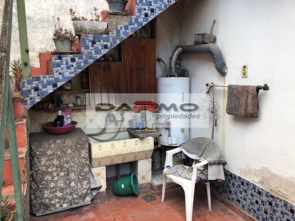 CASA 3 AMBIENTES CON ENTRADA DE AUTO TECHADA EN VILLA RIACHUELO - REAL OPORTUNIDAD