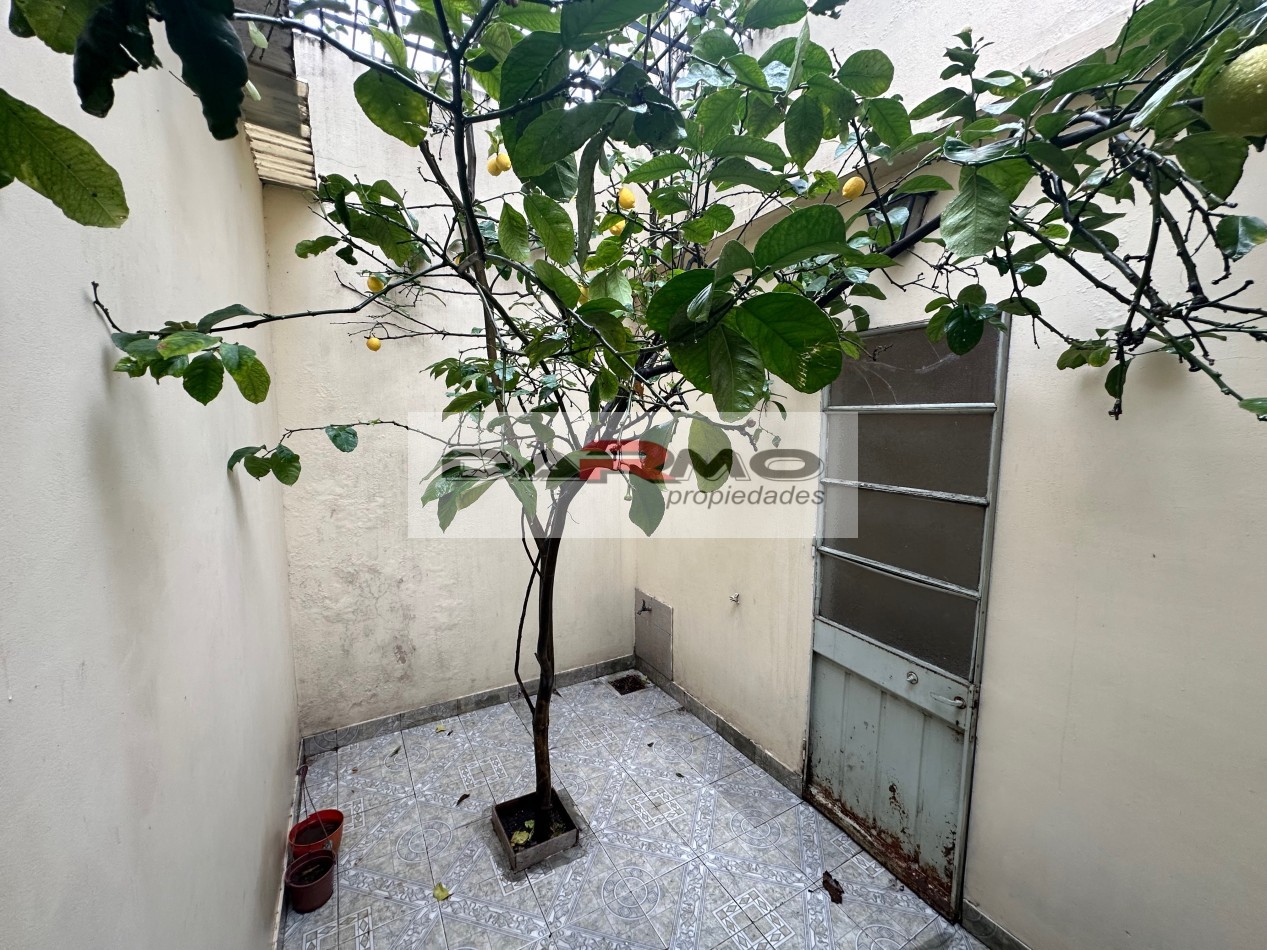EXCELENTE CASA 3AMB A MTS DE CENTRO COMERCIAL CHILAVERT VILLA LUGANO - GARAJE - PATIO ANDALUZ Y TERRAZA