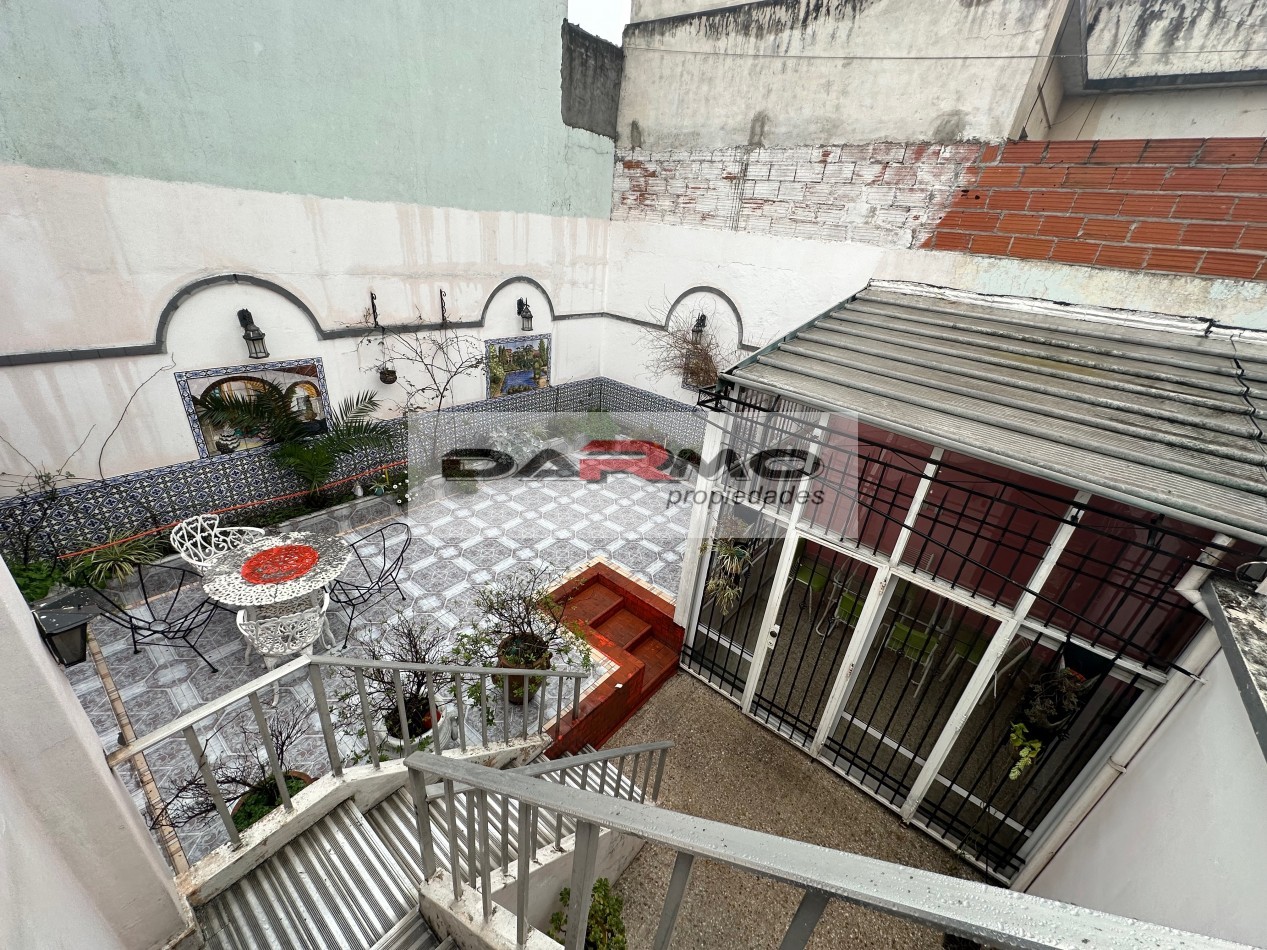 EXCELENTE CASA 3AMB A MTS DE CENTRO COMERCIAL CHILAVERT VILLA LUGANO - GARAJE - PATIO ANDALUZ Y TERRAZA