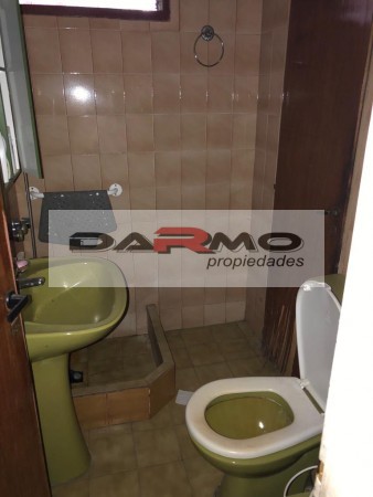 CASA 3 AMBIENTES CON ENTRADA DE AUTO TECHADA EN VILLA RIACHUELO - REAL OPORTUNIDAD