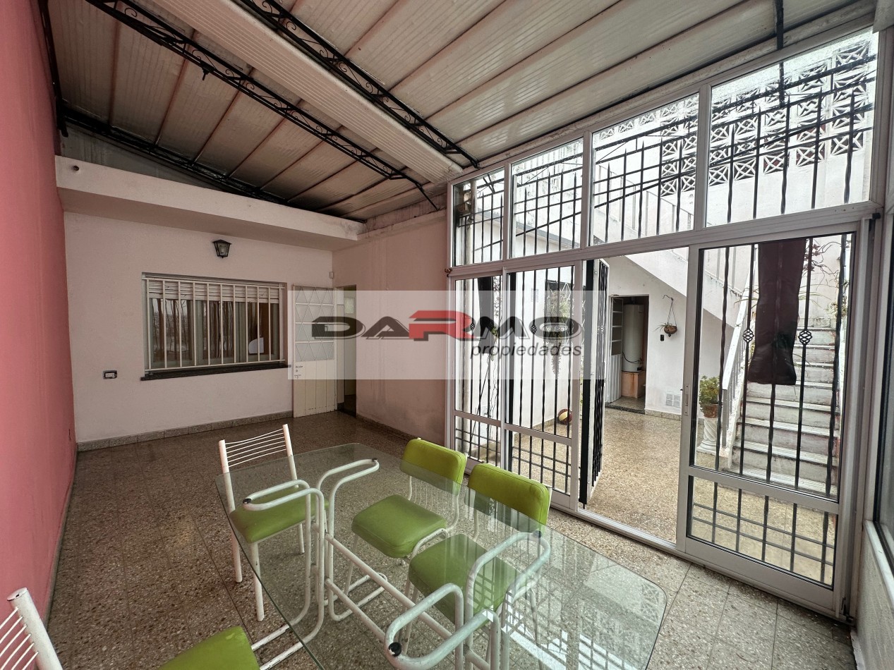 EXCELENTE CASA 3AMB A MTS DE CENTRO COMERCIAL CHILAVERT VILLA LUGANO - GARAJE - PATIO ANDALUZ Y TERRAZA