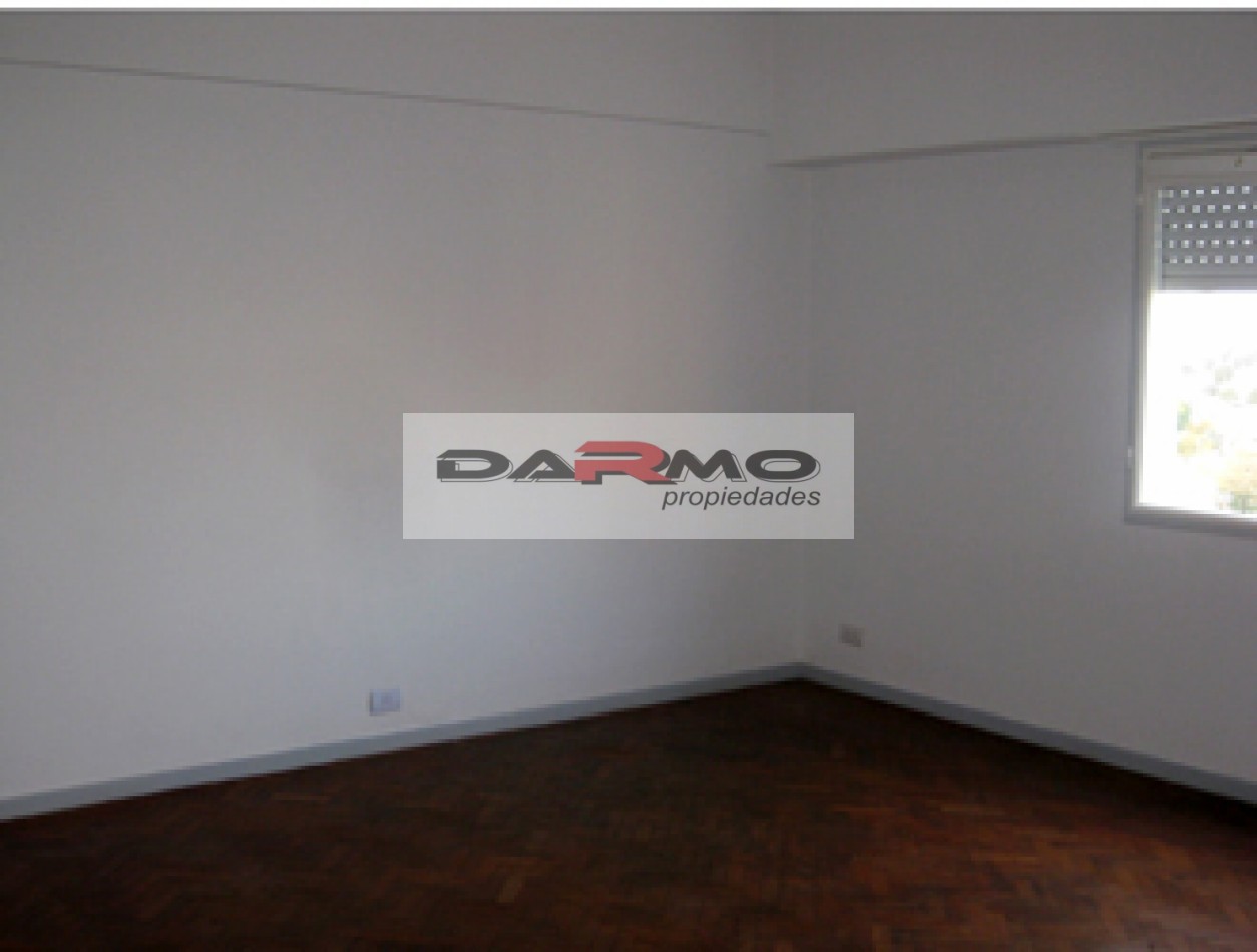 Excelente departamento de 3 amb con balcon y cochera en Barrio Gral Paz - Villa Celina