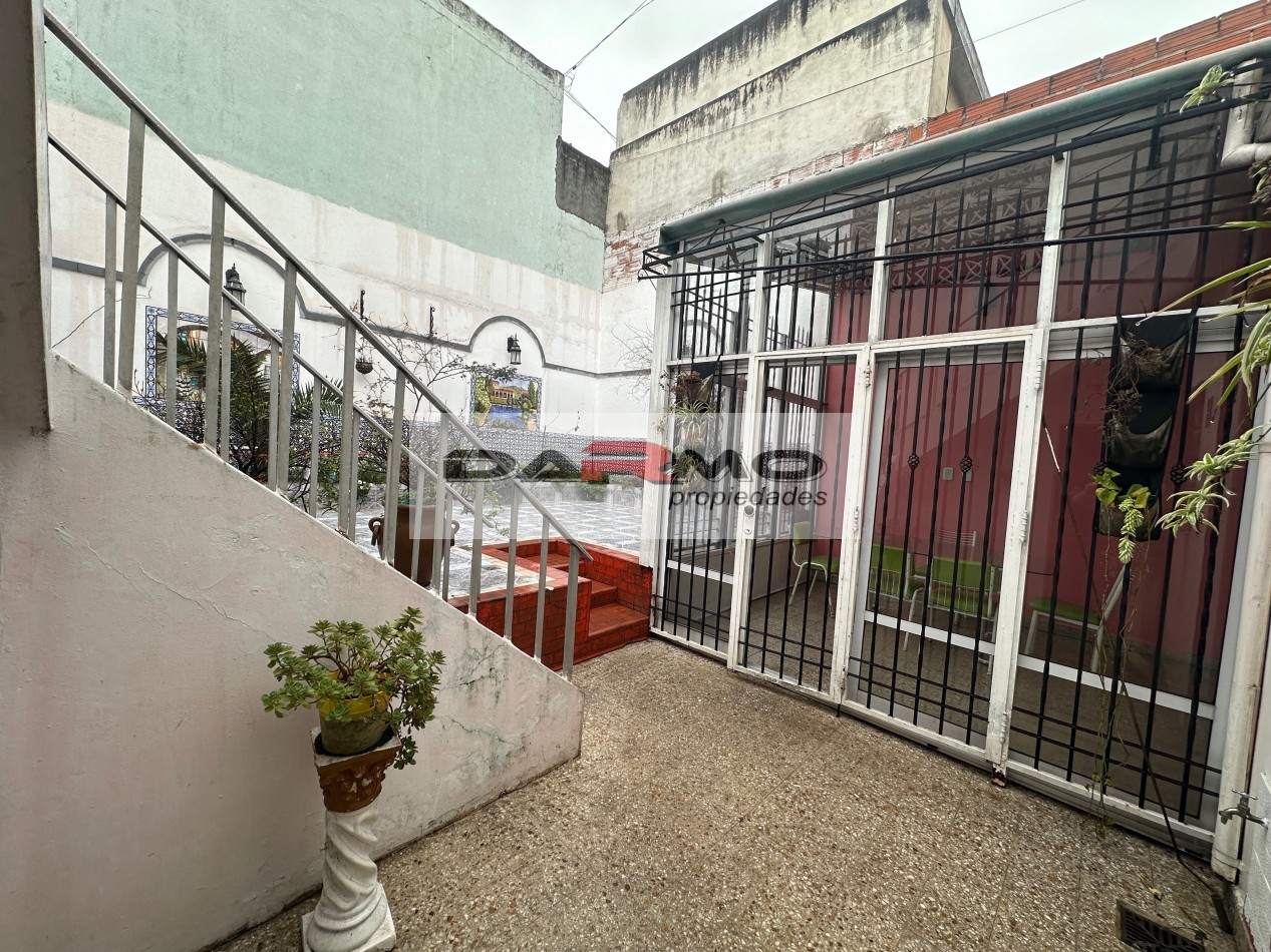 EXCELENTE CASA 3AMB A MTS DE CENTRO COMERCIAL CHILAVERT VILLA LUGANO - GARAJE - PATIO ANDALUZ Y TERRAZA