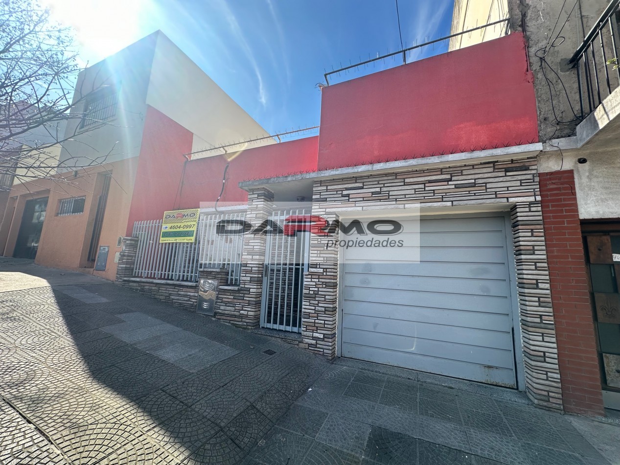 EXCELENTE CASA 3AMB A MTS DE CENTRO COMERCIAL CHILAVERT VILLA LUGANO - GARAJE - PATIO ANDALUZ Y TERRAZA