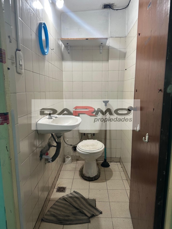 EXCELENTE LOCAL COMERCIAL SOBRE CHILAVERT (CENTRO COMERCIAL DE VILLA LUGANO) 20 M2 APROX IDEAL VARIOS RUBROS