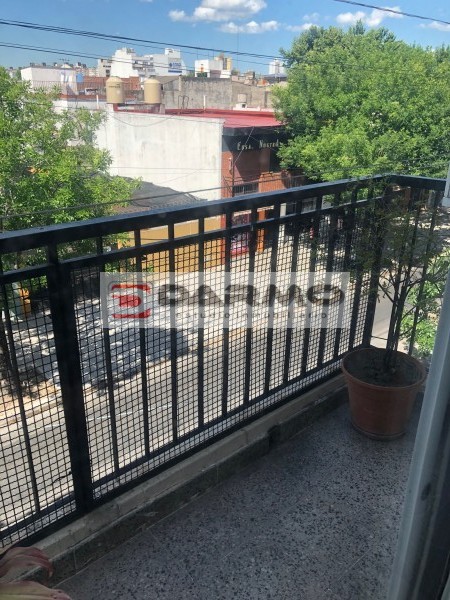 EXCELENTE DEPARTAMENTO EN PLENO CENTRO COMERCIAL DE CHILAVERT 3 AMB CON BALCON Y TERRAZA PROPIA VILLA LUGANO