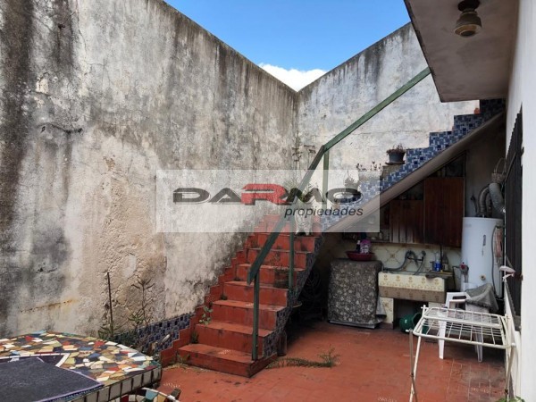 CASA 3 AMBIENTES CON ENTRADA DE AUTO TECHADA EN VILLA RIACHUELO - REAL OPORTUNIDAD