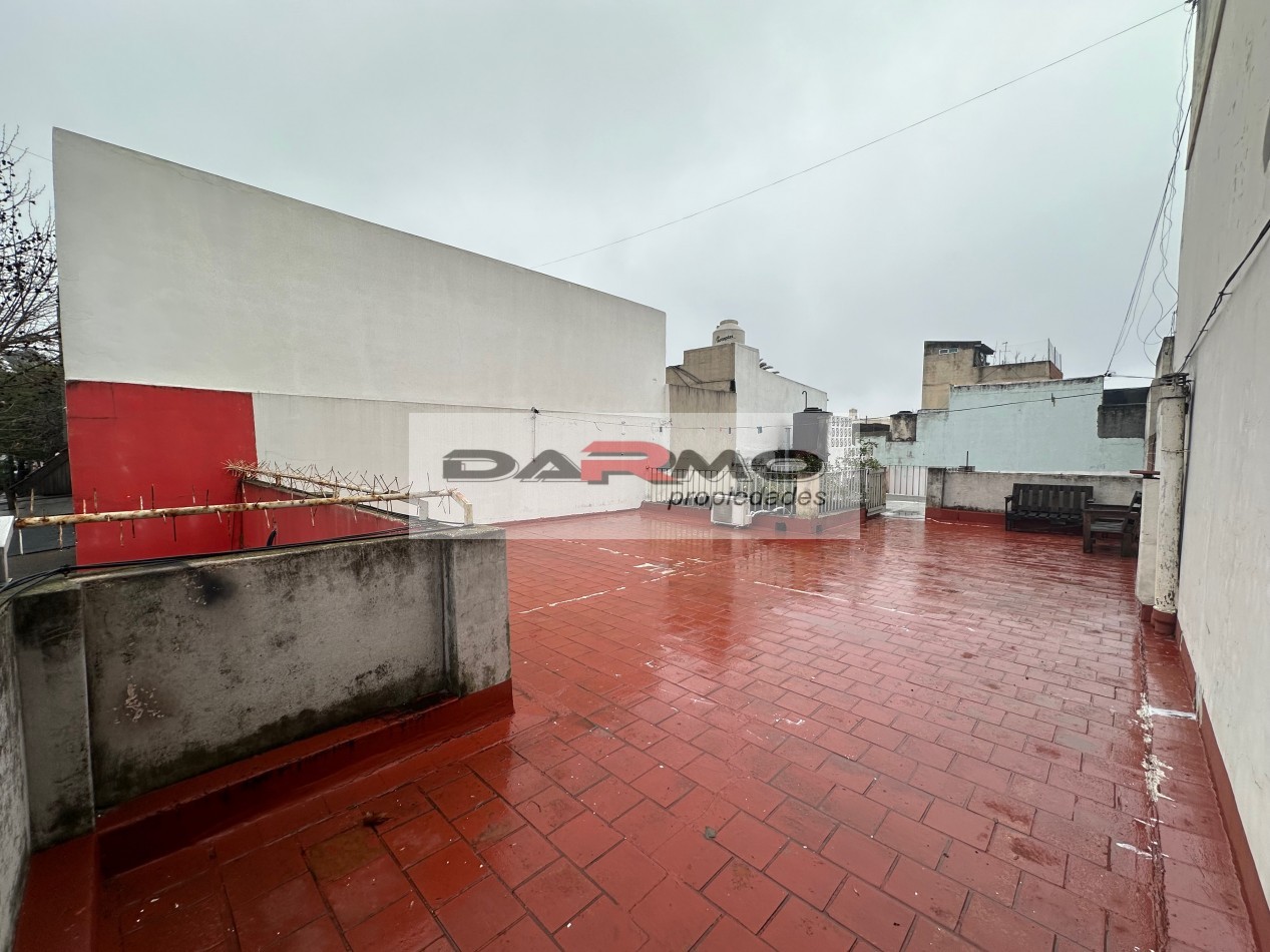 EXCELENTE CASA 3AMB A MTS DE CENTRO COMERCIAL CHILAVERT VILLA LUGANO - GARAJE - PATIO ANDALUZ Y TERRAZA