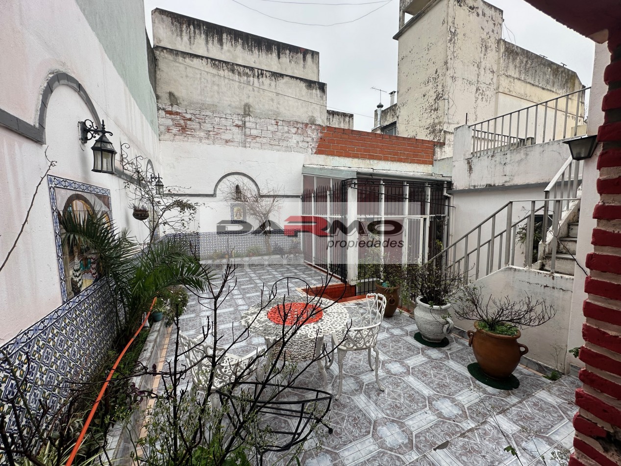 EXCELENTE CASA 3AMB A MTS DE CENTRO COMERCIAL CHILAVERT VILLA LUGANO - GARAJE - PATIO ANDALUZ Y TERRAZA